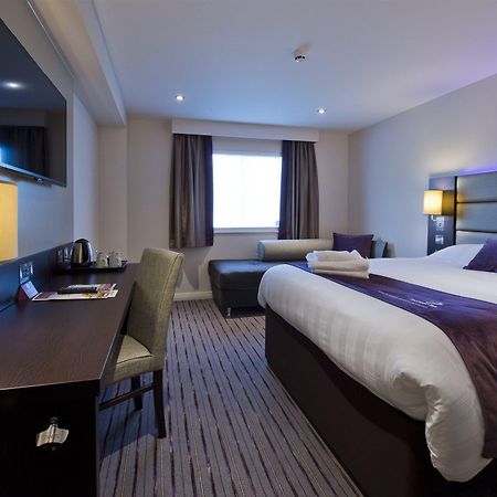 Premier Inn Cirencester Town Centre Экстерьер фото