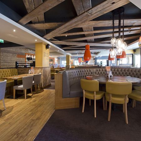 Premier Inn Cirencester Town Centre Экстерьер фото