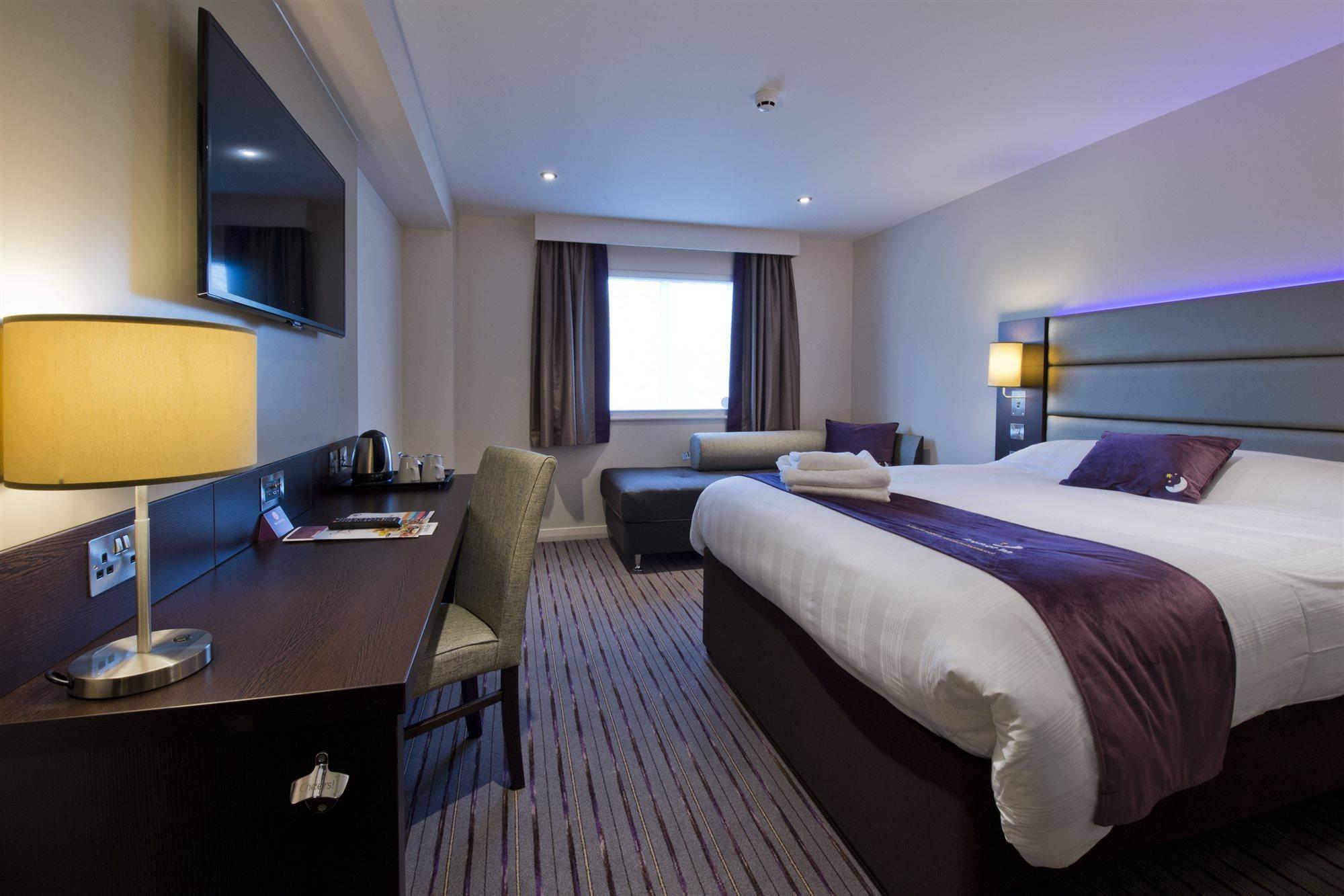 Premier Inn Cirencester Town Centre Экстерьер фото