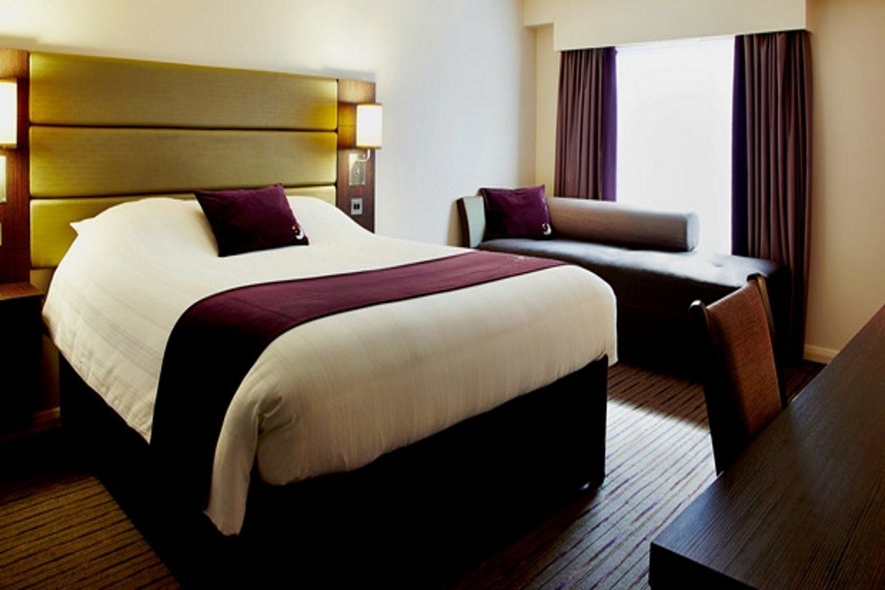 Premier Inn Cirencester Town Centre Экстерьер фото