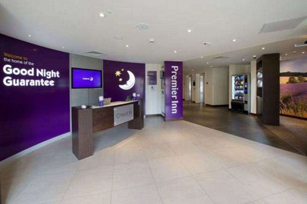 Premier Inn Cirencester Town Centre Экстерьер фото