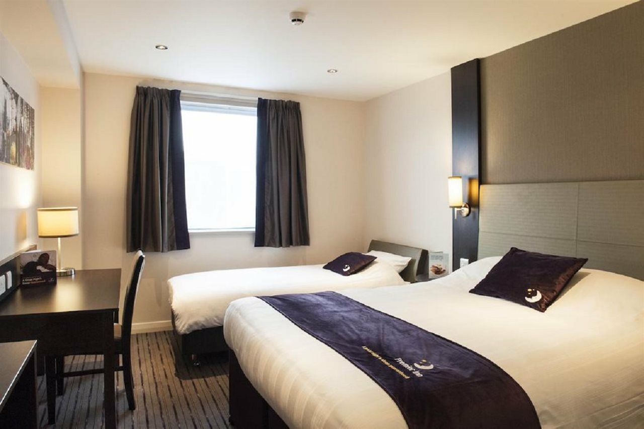 Premier Inn Cirencester Town Centre Экстерьер фото